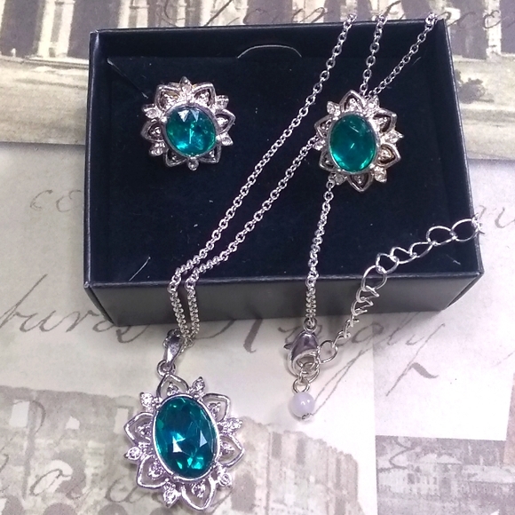 Vintage Costume Emerald Halo Silver Pendant Necklace & Earrings - Picture 2 of 5